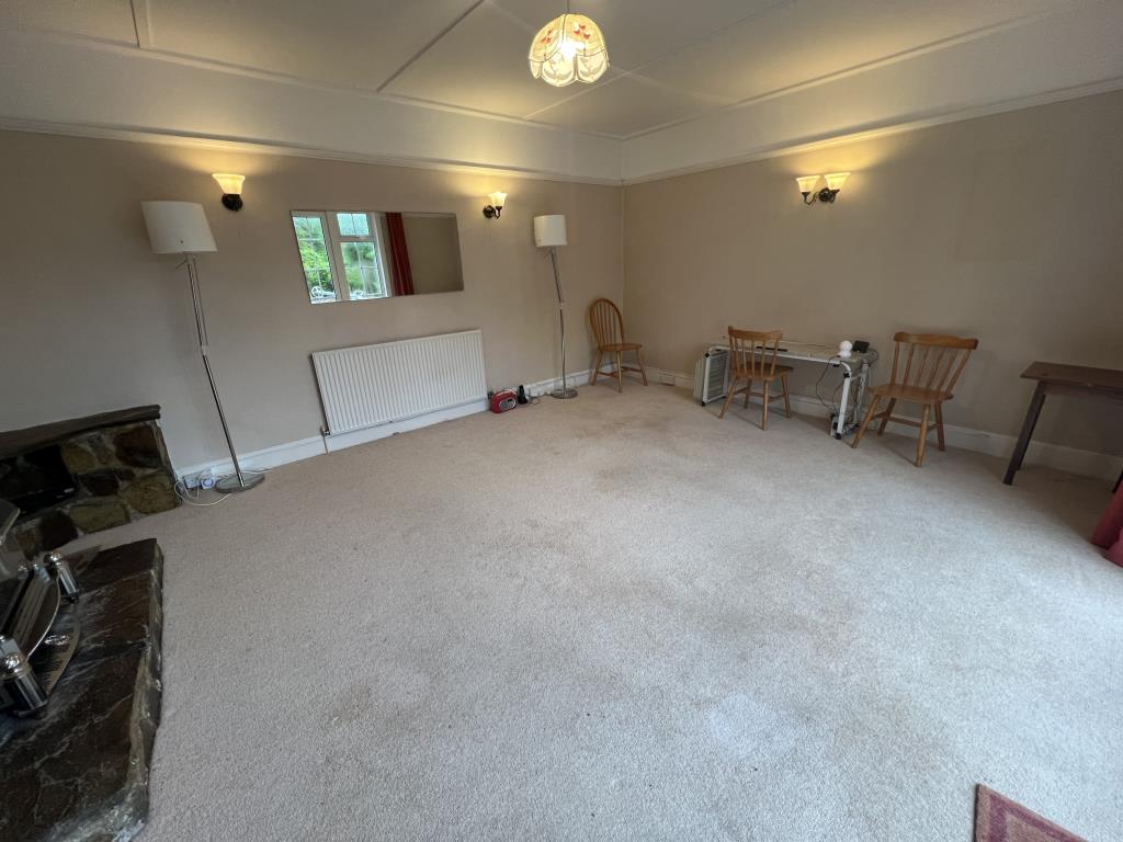 Lot: 128 - UNIQUE DETACHED PROPERTY FOR REFURBISHMENT WITH POTENTIAL - General view of the lounge of Rockwood House